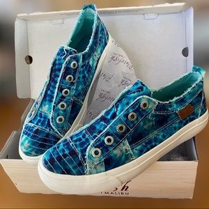 Turquoise Blue Blowfish size 9 slip-on shoes